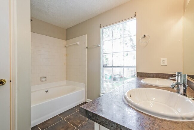 Building Photo - 640 Stonebridge Loop