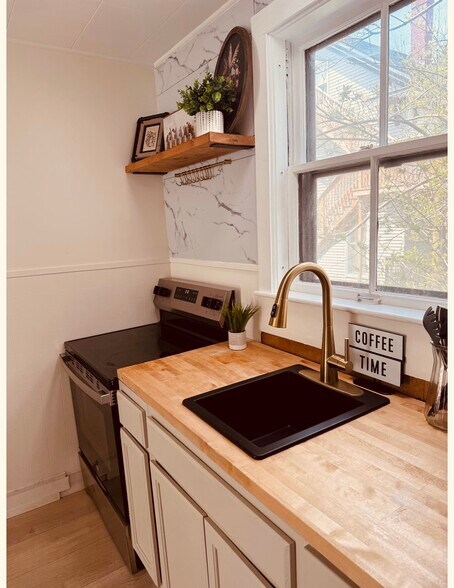 Building Photo - 163 Broadway