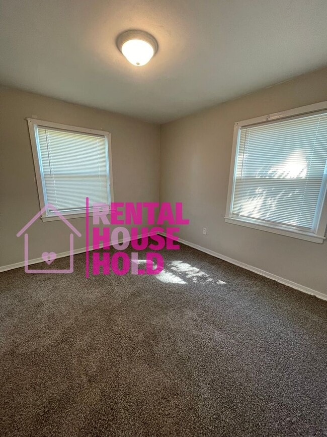 Building Photo - Stunning 3-Bedroom 1-Bath Bunglaow Located...