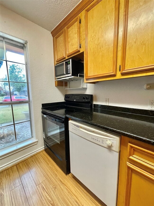 Building Photo - 704 Manor Dr
