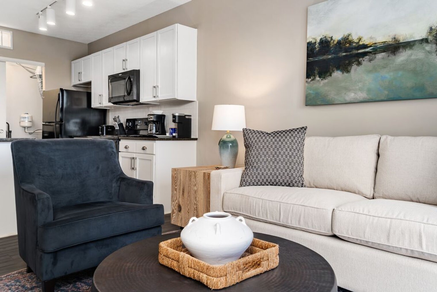 Building Photo - 407 W Rich St