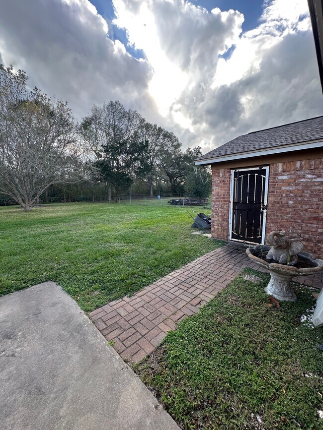 Building Photo - 1119 County Rd 481