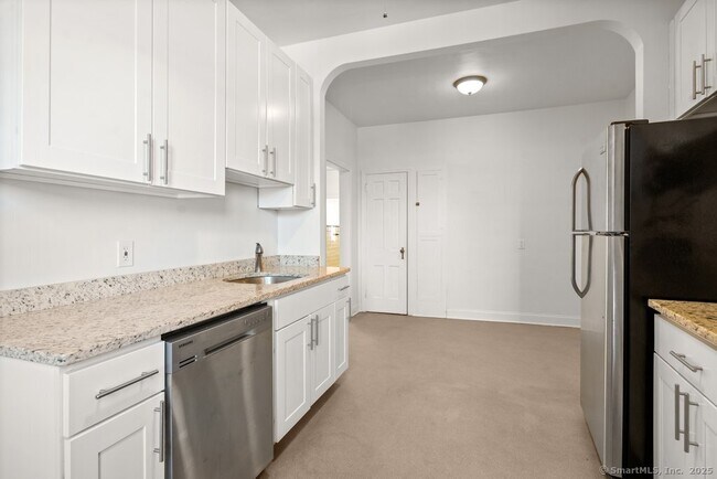 Building Photo - 684 Farmington Ave