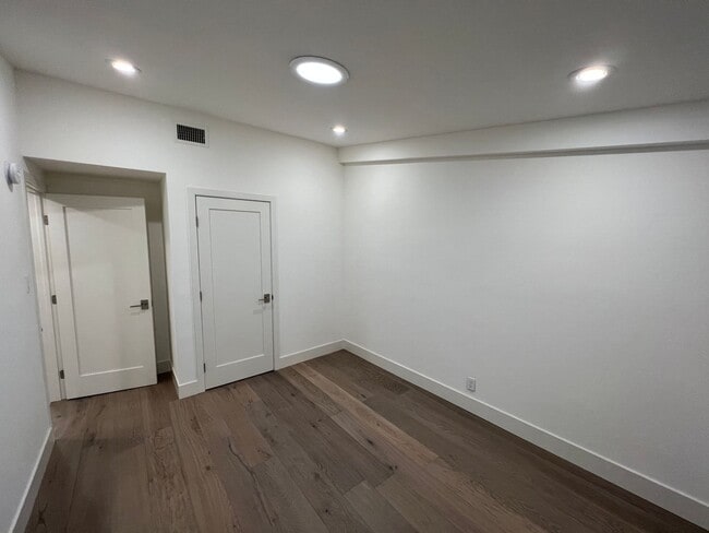 Building Photo - Pierpont Beach House for Lease!