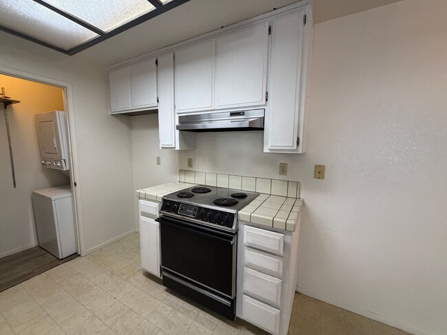 Building Photo - Great Townhome!