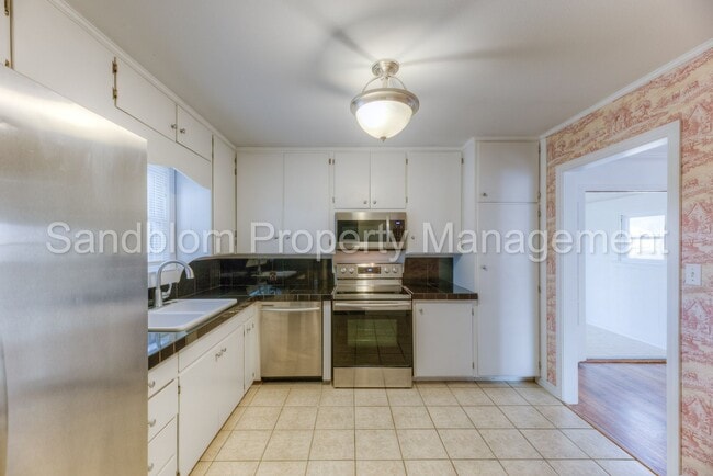 Building Photo - FOR LEASE | Brookside | $1300 Rent + $1300...