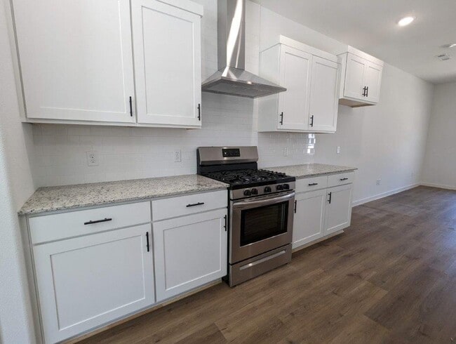 Building Photo - 990 N Crater Ave