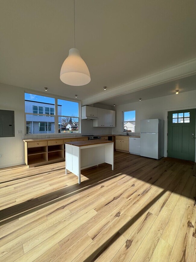 Building Photo - 4BR/3BA with Soaring Ceilings & Large Windows