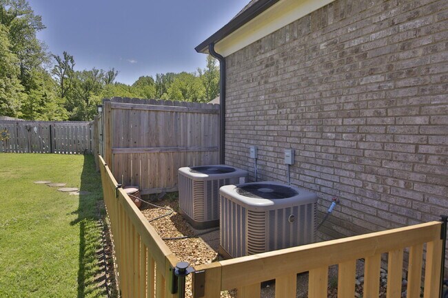 Building Photo - Luxurious 5 bedroom home in Atoka has it all!