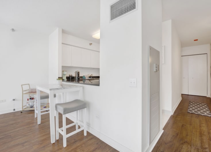 Building Photo - 512 N McClurg Ct