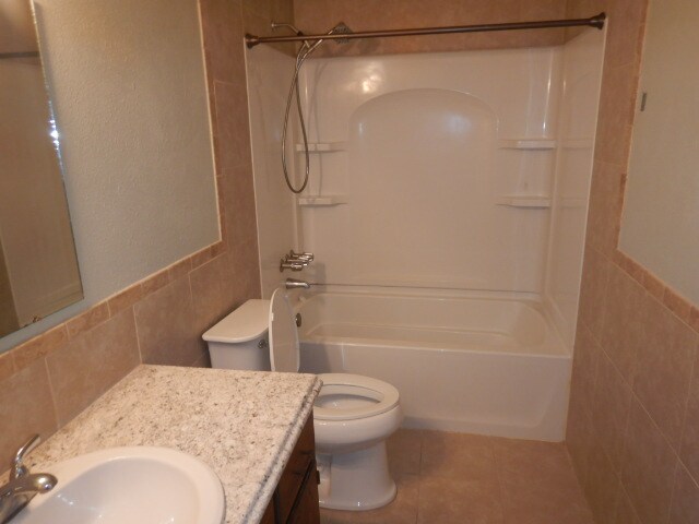 Building Photo - 2114 Hollyhill Rd