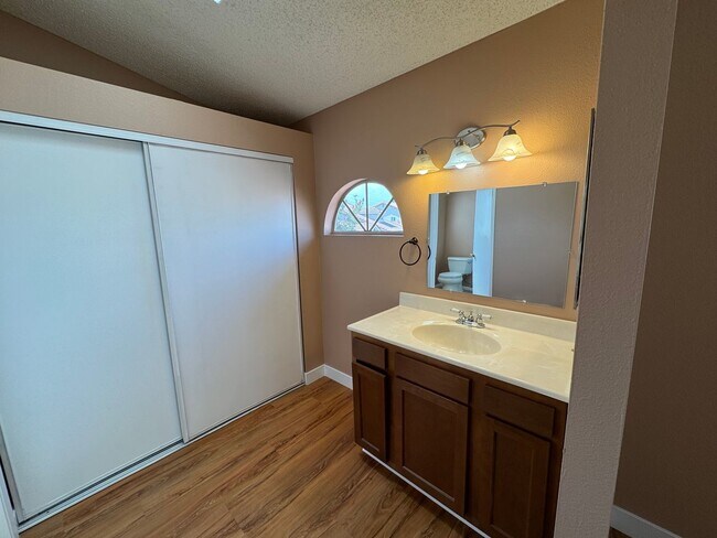 Building Photo - Move in Ready - Spacious 3 bed 2 bath Upda...