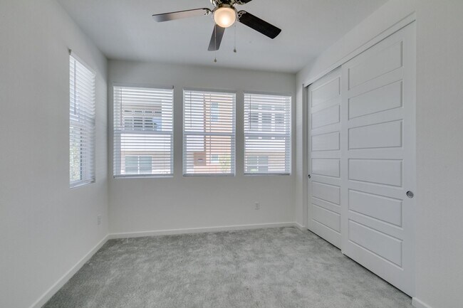Building Photo - Stunning 4-Level Townhome in Inspirada | R...