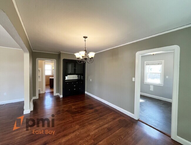 Building Photo - Inviting 2BD Craftsman Bungalow w/ New HVA...