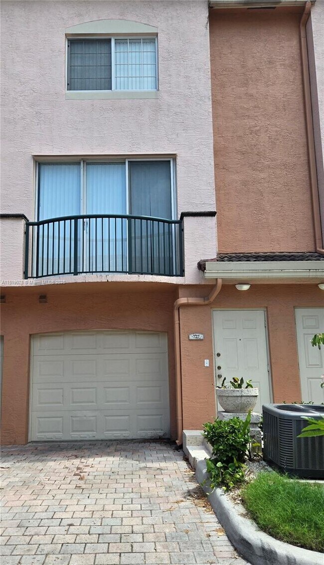 Primary Photo - 2027 SE 10th Ave
