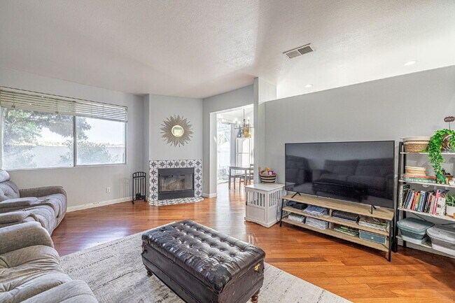 Building Photo - 3 Bedroom Home in The Gated Marigold Tract...