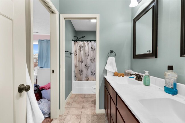 Building Photo - 2 story 4 bedroom 3.5 bath