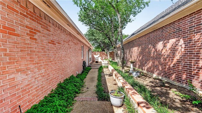 Building Photo - 4728 Stonebriar Cir