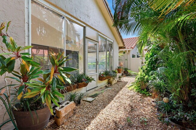 Building Photo - 6170 Bay Isles Dr