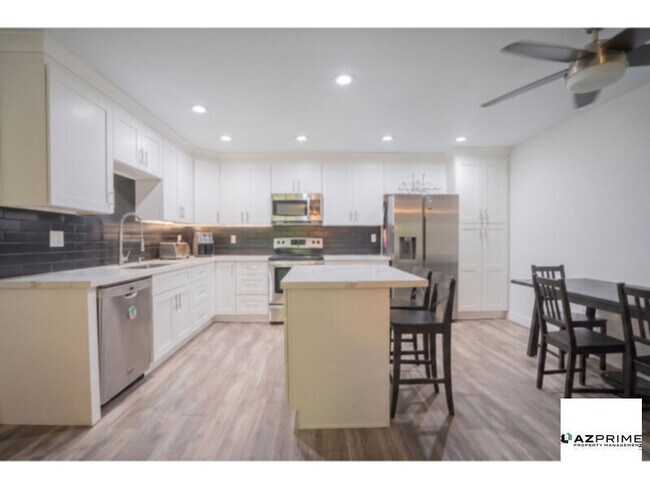 Building Photo - Settle Into this Beautifully Refreshed 2/1 Phoenix Condo in the Desirable Arcadia Area.