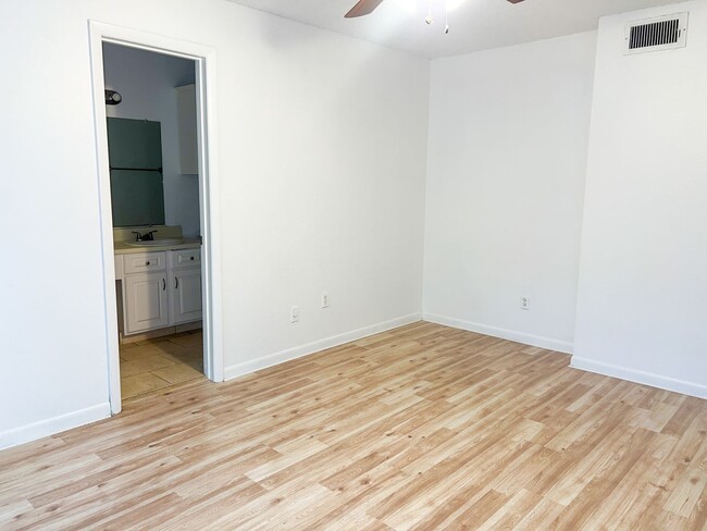 Building Photo - MOVE IN NOW!! Water included! Spacious 3 x2 on 2nd floor with screened in porch!! All tile floors!!