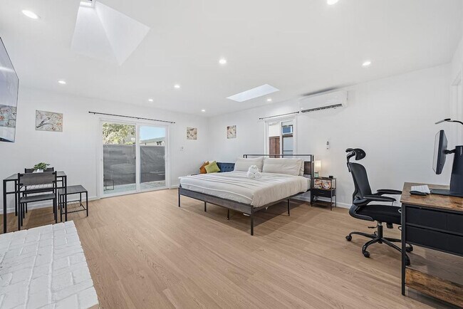 Building Photo - 542 Columbia Ave