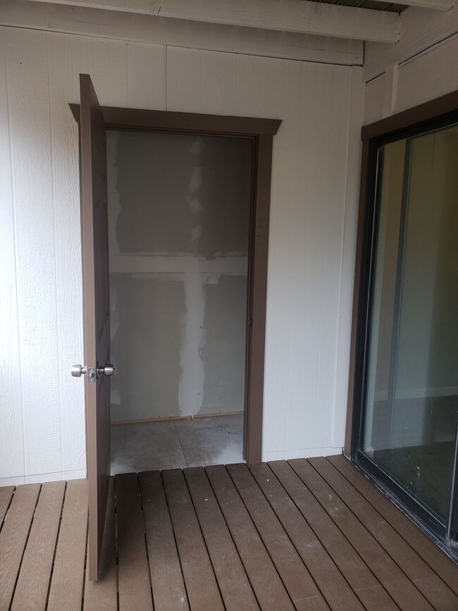 Building Photo - Renovated 2 bed / 1 bath with washer/dryer...
