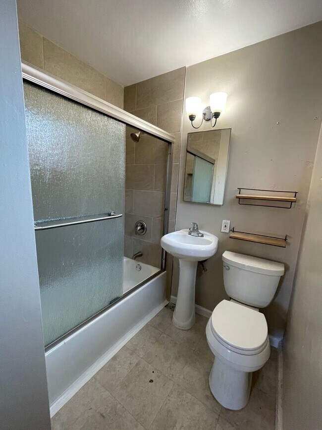Building Photo - Quaint 1 Bedroom in Encinitas