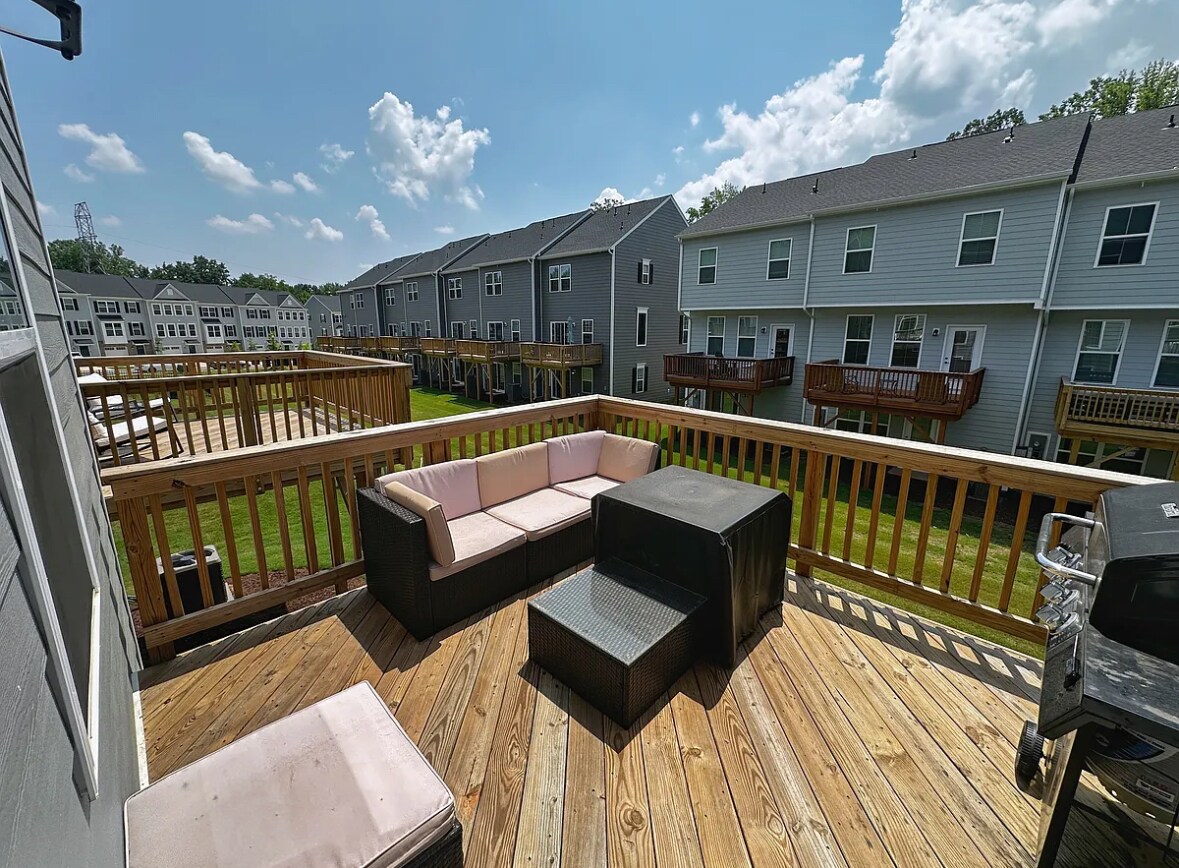 Building Photo - 5020 Springarn Ct