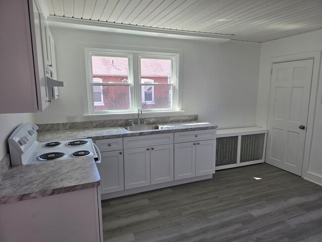 Building Photo - 19 Champlain Ave