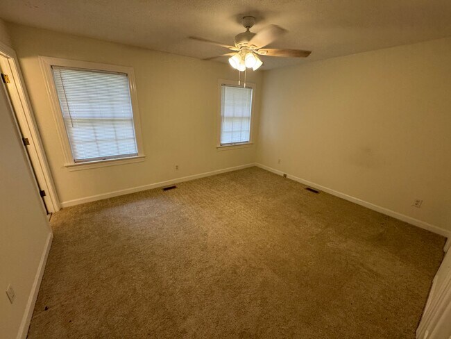Building Photo - Spacious Rooms, Deck and Detached Garage /...