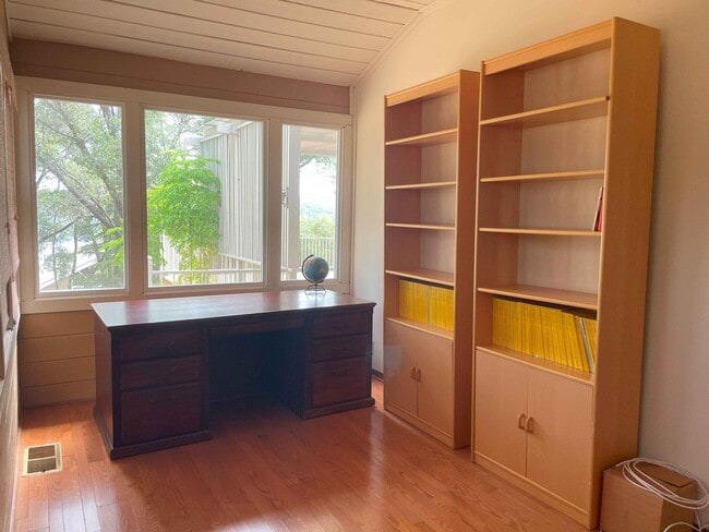Building Photo - Lake view 3 bedroom, 3 bath plus office in...