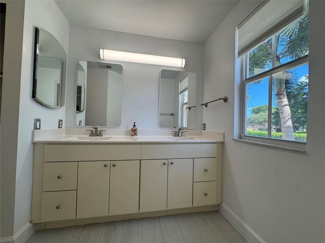 Building Photo - 7481 Santa Monica Dr