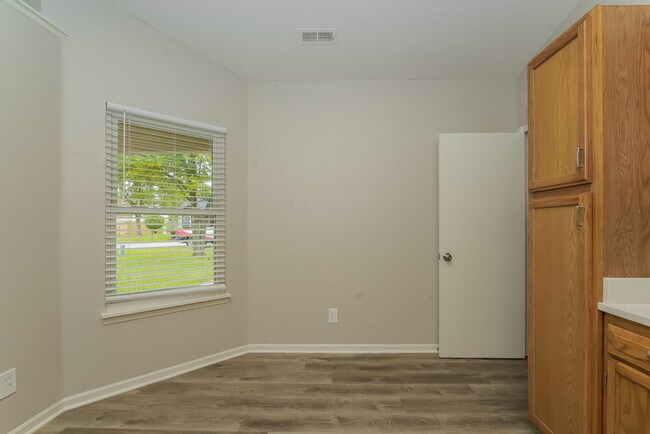 Building Photo - 4038 Knollwood Ave