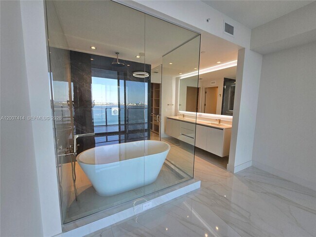 Building Photo - 700 NE 24th St