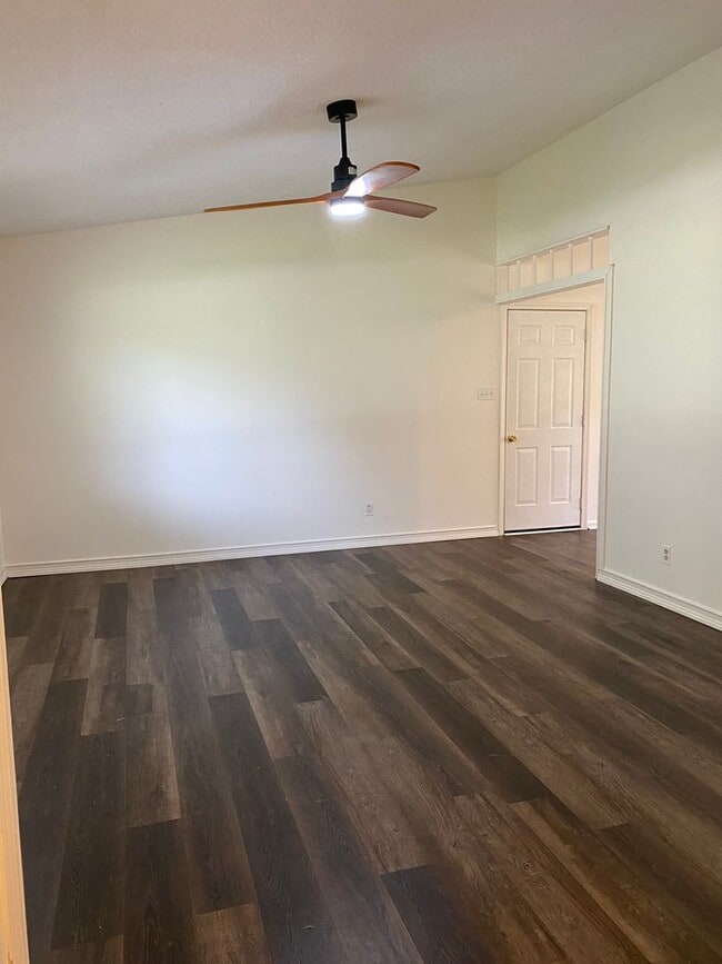 Building Photo - **Available Now** Great 3 Bedroom 2 Bath home on Coffee Bluff with Fenced Yard!!