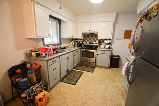 Building Photo - 3bed 2bath Available For Rent in Easy Access Area!