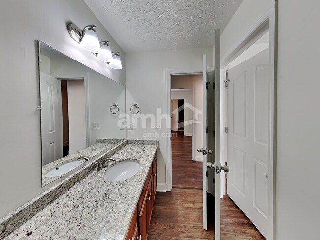 Building Photo - 1725 Kinsale Ave