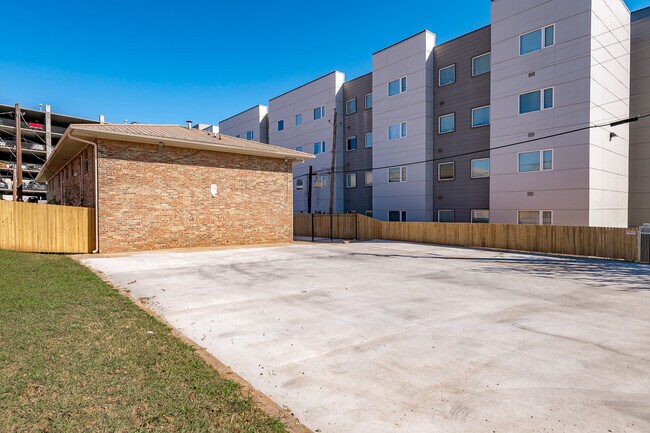 Building Photo - 214 W Maple Ave