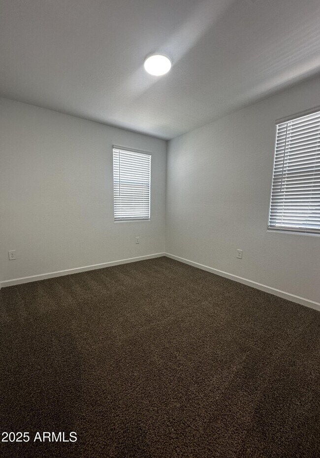 Building Photo - 2116 W Sable Ave