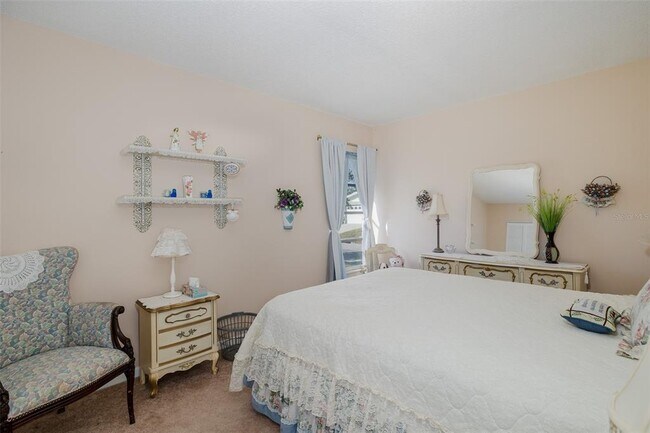 Building Photo - 8015 San Fernando Dr