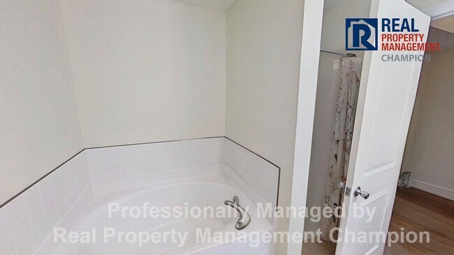 Building Photo - 3 BD/2 BA Home w/Split Bedrooms, Bonus Room, Fenced Yard & Attached Garage