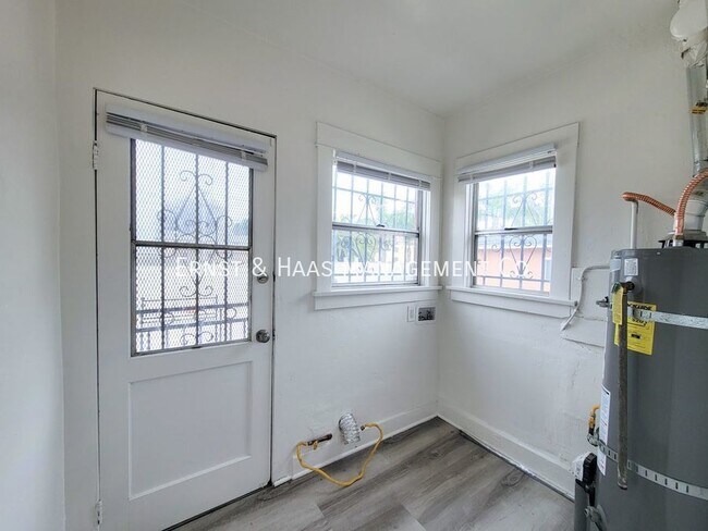 Building Photo - Charming 1+ Bedroom California Bungalow home!