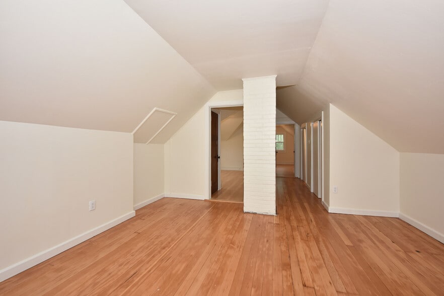 3rd Floor, Looking down Hallway - 5706 N Bay Ridge Ave