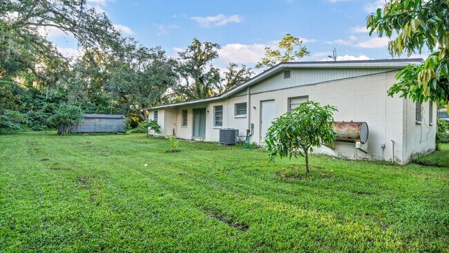 Building Photo - Renovated 3-Bed Furnished Home with Large ...