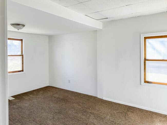 Building Photo - 14 N River St