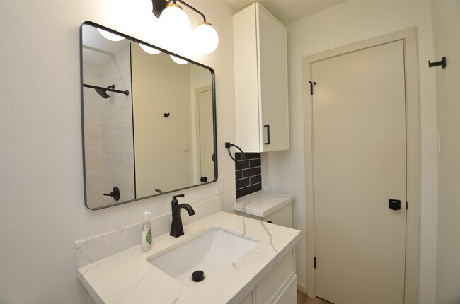 Building Photo - 9011 Theysen Dr