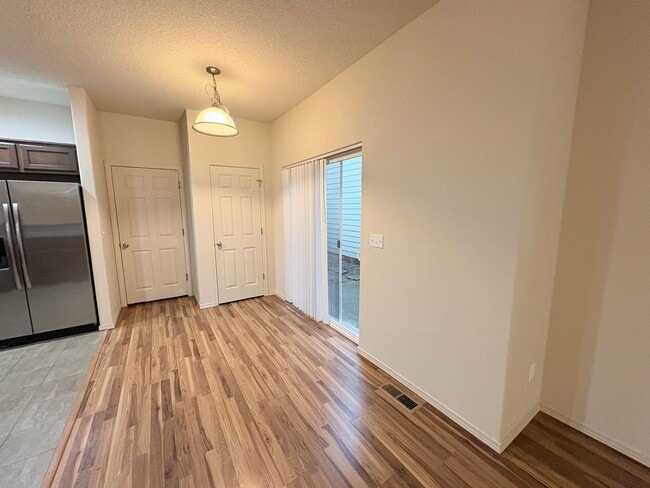 Building Photo - ONE MONTH FREE OF RENT!! Well Maintained, High Ceilings, Bonus Room, Great Location!