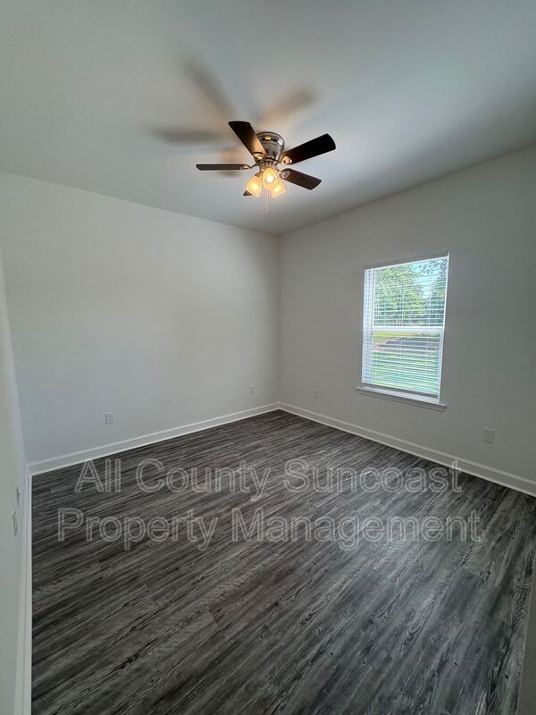 Building Photo - 545 Sunset Dr