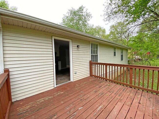 Building Photo - 398 Louise Ln